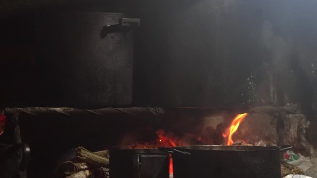 olla en fuego brasas