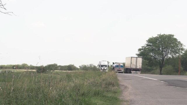 camiones en ruta viajando