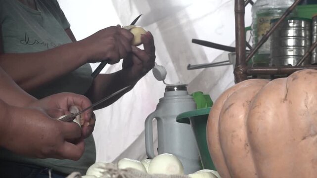 Mujeres de barrio cocinan y pelan papa