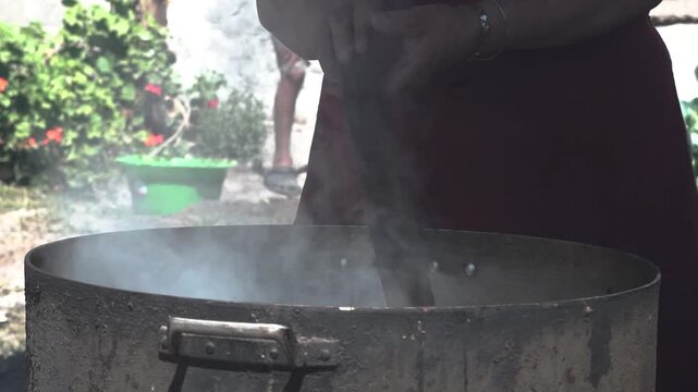 locro, olla popular comida en norte argentino