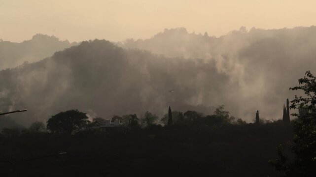 Avi&oacute;n hidrante apaga incendio de una monta&ntilde;a en llamas