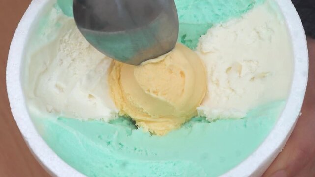 cuchara levanta helado con los colores la bandera de argentina