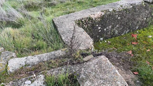 Detalle de fuente de piedra en ruinas en pueblo abandonado
