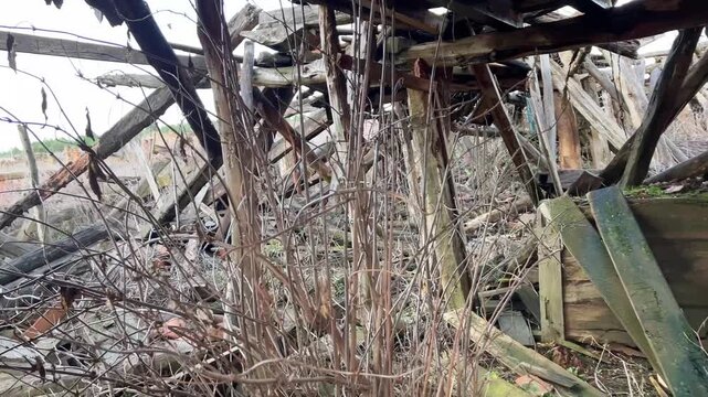 POV explorando el interior de una casa en ruinas en pueblo abandonado
