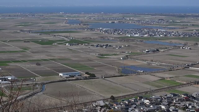 琵琶湖を背景に走るトワイライトエクスプレス瑞風（東海道本線 安土 - 能登川, 2026年3月）