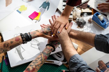 Obraz premium Creative teamwork with tattooed hands