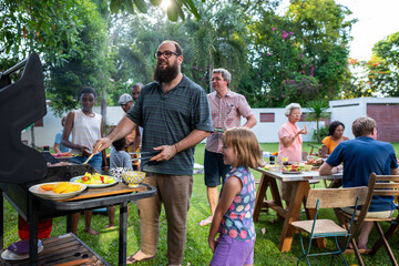Obraz premium Joyful backyard family barbecue gathering