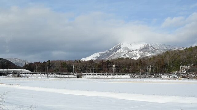 雪の伊吹山麓を走る東海道新幹線N700A（東海道新幹線 岐阜羽島 - 米原, 2026年1月）