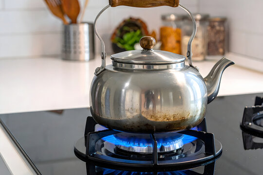 高騰するガス料金と家計の負担、インフレとエネルギー危機を象徴するガスコンロの火。光熱費の値上げや節約をイメージした概念素材