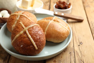 Fototapeta premium Hot cross buns on wooden table, closeup