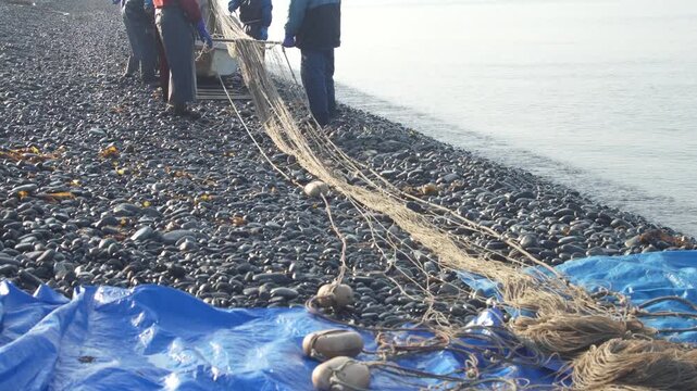 網を片付ける漁師