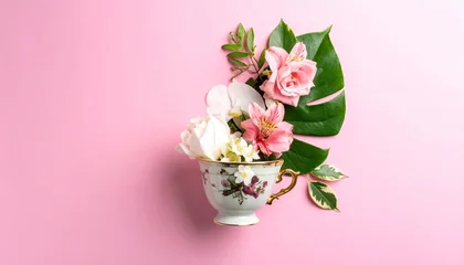 Wandcirkels Bloemenwinkel Elegant floral arrangement in vintage teacup on pink background  © AK
