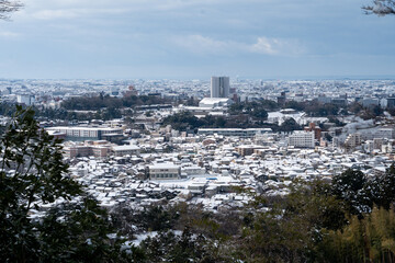 Obraz premium 雪の金沢市を卯辰山展望台から
