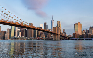 Fototapeta premium Urban architecture of New York city view. Brooklyn bridge of New York city. Brooklyn landmark. Manhattan cityscape with skyscraper architecture. Brooklyn bridge to Manhattan