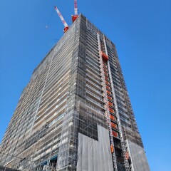 都市開発の風景 高層ビルと大型クレーン © 廣美 舘野