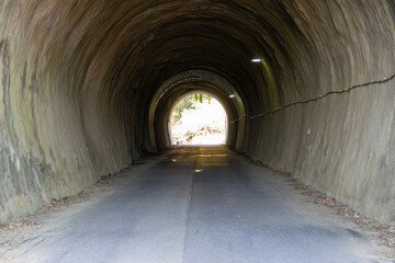 トンネルの先の明るい春の景色 © kimkimchin