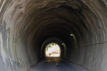 トンネルの先の明るい春の景色 © kimkimchin