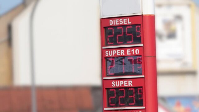 Eine Preistafel an einer Tankstelle zeigt hohe Kraftstoffpreise