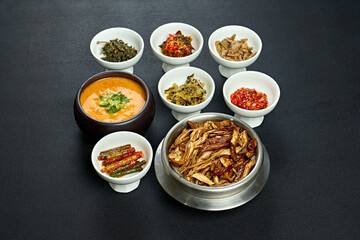 메뉴 사진 가지 솥밥을 비지찌개 그리고 기본 제공되는 반찬과 함께...