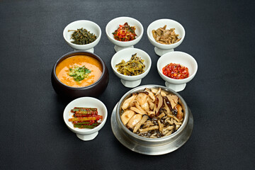 메뉴 사진 모듬버섯 솥밥을 비지찌개 그리고 기본 제공되는 반찬과 함께...