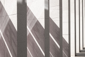 Obraz premium Concrete column array with geometric light and shadow composition in modern architecture