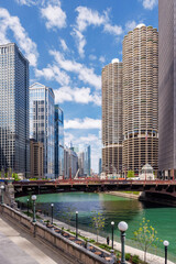 Obraz premium Vibrant sunny view of Chicago downtown skyline under a blue sky