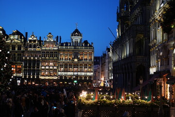 Obraz premium Grand Place Brussels at Night with Illuminated Historic Architecture