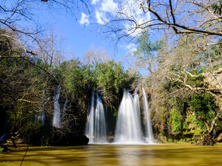 Naklejka premium stunning natural waterfall cascading over rocks in a forest