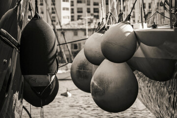 Gros plan sur les bouées d'un voilier amarré dans le port de Marseille © PPJ