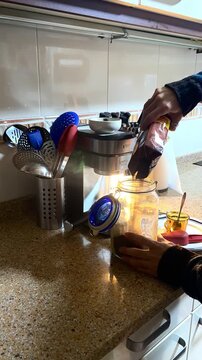 Preparando caf&eacute; de m&aacute;quina en cafetera time lapse velocidad r&aacute;pida acelerada paso a paso