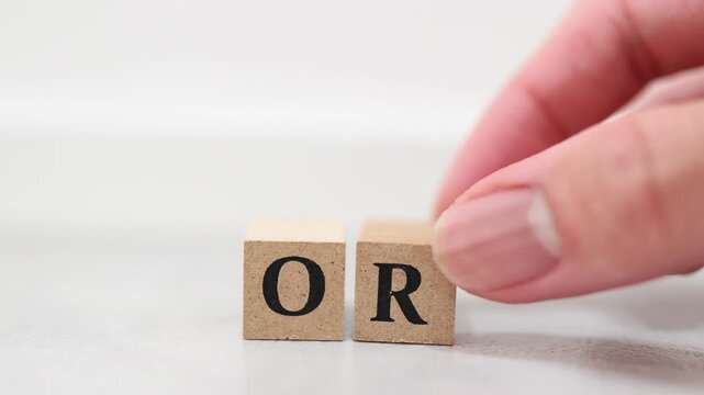 ORを表す木製ブロック。