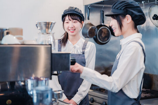 楽しく業務内容を教えてもらう飲食店アルバイトの女性