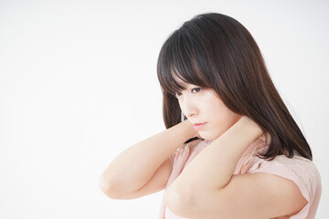 Obraz premium 肩こりを感じる若い女性