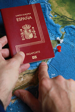 Dedo se&ntilde;alando mapa e indicando destino con pasaporte para viaje al extranjero