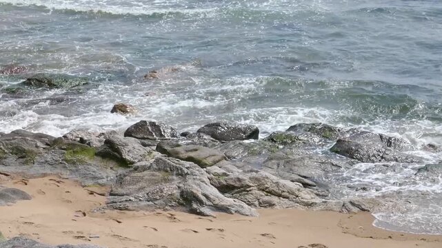 Vague se brisant sur les rochers