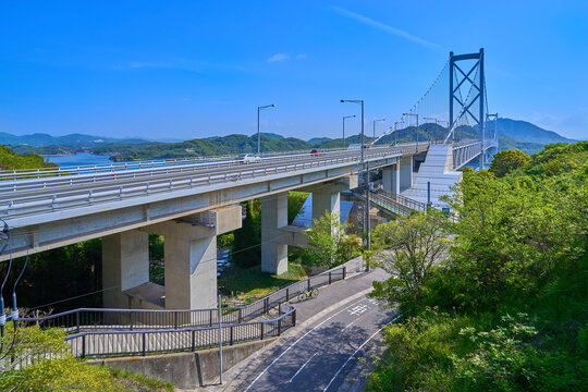 広島県尾道市のしまなみ海道の大浜PA下り展望台遊歩道から因島大橋を見る