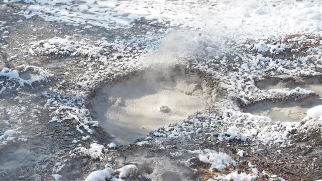 湯気や泥湯を噴き出す阿寒の「ボッケ」