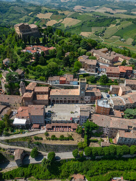 Aerial view of the sun-drenched town square, historic buildings casting long shadows in the fading light, Sorrivoli, Emilia Romagna, Italia.