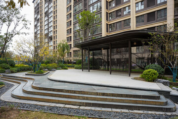 Obraz premium Angled view of modern metal pavilion and curved steps in residential garden - Architectural elegance concept