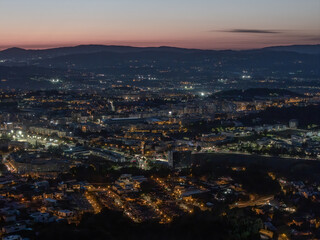 Obraz premium Cityscape of Braga at dusk with purple sky and glowing street lights, Portugal