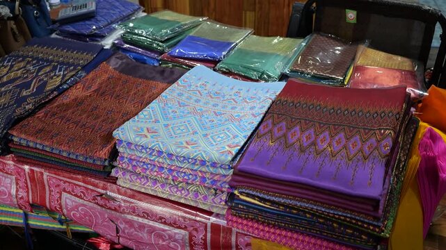 Thai sarongs with beautiful patterns It is a famous local product. and is popular with tourists who buy.
