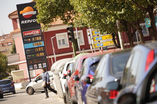 Coches esperando para echar gasolina en una gasolinera, al fondo se ve los precios de la gasolina y di&eacute;sel,  Alcal&aacute; de Henares. Madrid. March 24, 2026.