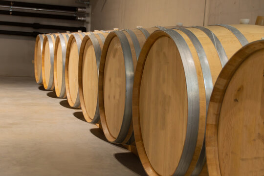 Weinw&auml;sser aus Holz in einem modernen Weinkeller