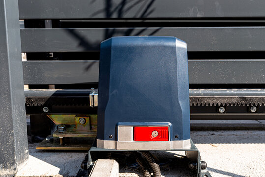 Automatic sliding gate drive motor and gear assembly