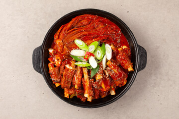 돼지고기의 갈비의 등 쪽에 붙어 있는 부분. 또는 등에 붙은 갈비. The part of pork ribs attached to the back. Or ribs attached to the back.   © jinho Park