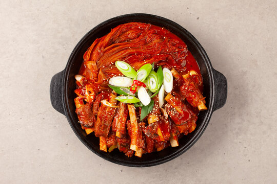 돼지고기의 갈비의 등 쪽에 붙어 있는 부분. 또는 등에 붙은 갈비.
The part of pork ribs attached to the back. Or ribs attached to the back.

