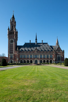 Internationaler Gerichtshof (IGH), Friedenspalast in Den Haag, Niederlande, Hochformat.