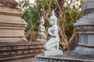 Obraz premium Detail of kneeling praying statues in Wat Svay Romeat Pagoda in Angkor, Siem Reap, Cambodia