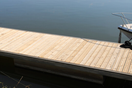 Ponton flottant en bois, lame imputrescible r&eacute;sistante aux intemp&eacute;ries