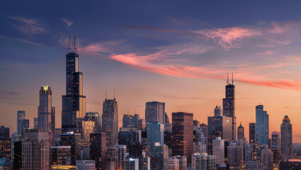 Fototapeta premium Chicago Skyline at Sunset with Iconic Skyscrapers